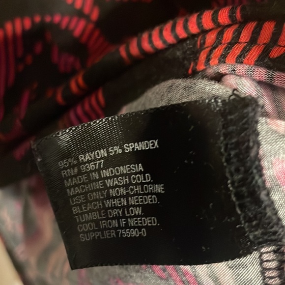 Medium Worthington Red, pink, and Black Rose print high/lo Tank - Picture 5 of 7